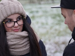 Avsugning, Brunett, Doggystyle, Handjobb, Rakad, Tonåring, Tuttar