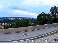 Une fille bien roulée pour de l'argent se fait bien clouer devant son père