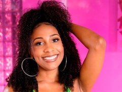 Stor stjärt, Avsugning, Brunett, Fingering, Slick, Onani, Rakad, Tonåring