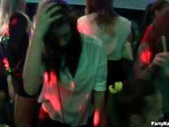 Grosser schwanz, Cfnm, Bekleidet, Küssen, Höschen, Party, Swingers, Unter dem rock