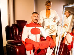 Stor kuk, Stora tuttar, Blondin, Avsugning, Doggystyle, Kök, Milf, Tuttar