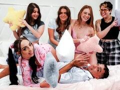 Grande cazzo, Pompino, Da dietro, Quartetto, Tette naturali, Figa, Ragazza, Tette