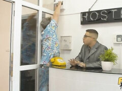 Doggystyle, Dubbelpenetrering, Hotell, Mmf man man kvinna, Rakad, Tonåring, Trekant, Tuttar