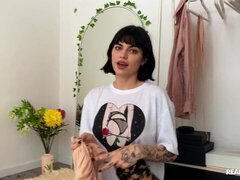 Brunetka, Palcówka, Obciąganie, Bielizna, Ogolona, Tatuaż, Nastolatki, Zabawki