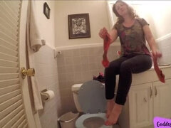 Goddess Amanda's Sweaty Feet & Pissy Fun in the Bathroom - Homemade MILF Masturbation