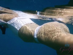 Pláž, Bikini, Drobounká, Piercing, Různé pohledy, Kouření, Teenka, Vlhká