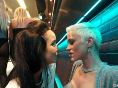 Blondína, Bábika, Medzirasové, Lesbické, Orgie, Párty, Pornstars, Pička