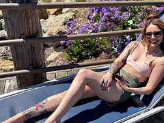 Slikke rumpe, Kukk suging, Brunette, Ansiktssperm, Tattovering, Pupper