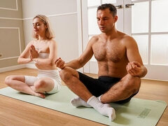 18 ans, Gros cul, Grosse bite, Sucer une bite, Mignonne, En levrette, Adolescente, Nénés