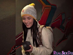 Amatör, Stor stjärt, Klädd kvinna naken man, Långt ner i halsen, Underkläder, Utomhus, Pov, Verklighet