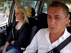 Blondine, Pik sutte, Bil, Komme i munden, Give finger, Håndjob, Slikning, Mor jeg gerne vil kneppe