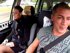 Cul, Sucer une bite, Brunette brune, Voiture, En levrette, Doigter, Mère que j'aimerais baiser, Jarretelles