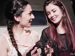 Baciando, Lesbica, Lingerie, Tette naturali, Figa, Rasata, Magra, Strippaggio