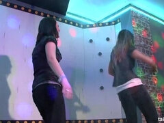 Musta, Blondi, Pukeissa, Tanssii, Sekarotuinen, Lesbo, Pornotähti, Märkä