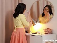 18 jaar, Grote mammen, Schattig, Vingeren, Zoenen, Lesbisch, Likken, Tiener