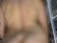 큰 엉덩이, 샤워, 혼자