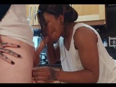 Boquete, Gozar na boca, Punheta, Cozinha, Mãe gostosa, Tatuagem