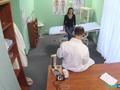 Amatör, Avsugning, Doktor, Doggystyle, Fingering, Kontor, Uniform, Voyeur