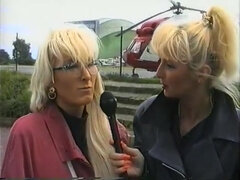 Blond, Rondborstig, Diep in de keel, Duits, Orgasme, Kousen, Tatoeage, Oud