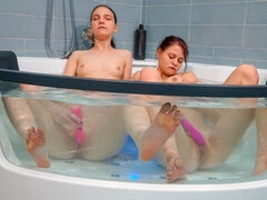 Любители, Большая жопа, Большие сиськи, Брюнетки, Лесбиянка, Мастурбация, Сиськи, Игрушки