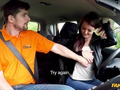 Zadek, Kuřba, Brunetka, Auto, Péro, Přírodní prsa, Piercing, Kozičky