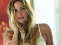 Courtney Dillon uses her fingers & a vibrator to bring herself to climax