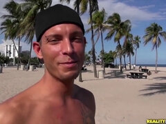 Plaža, Lepotice, Velika rit, Bikinke, Moški z dvema ženskama, Prvoosebno snemanje seksa, Najstnice, Trojček