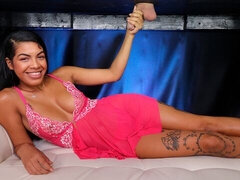 Bikini, Brunett, Gloryhole, Hårig, Handjobb, Onani, Strippning, Tuttar