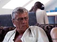 Vieux mec toujours en pleine forme pour baiser la copine de son fils sur un canap�