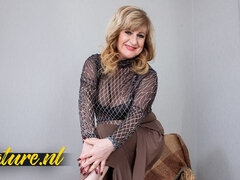 Grote kont, Blond, Vingeren, Omie, Rijpe lesbienne, Moeder die ik wil neuken, Russisch, Alleen