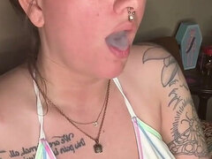 Americano, Bikini, Fetish, Fumando   smoking, Solo, Tatuaggi