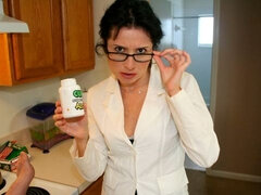 Sæd i munnen, Sperm skott, Briller, Runke, Kjøkken, Milf, Stripping, Pupper