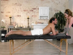 Grote kont, Blond, Hondjeshouding, Hardcore, Masseren, Moeder die ik wil neuken, Natuurlijke tieten, Tatoeage