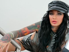 Большая жопа, Минет, Брюнетки, Собачьи, Секс без цензуры, Два парня и девушка, Тату, Втроем