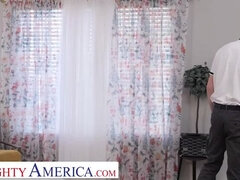 Gros seins, Brunette brune, Lunettes, Léchez, Mère que j'aimerais baiser, Rasée, Jarretelles, Nénés