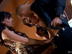 Брюнетки, Семяизвержение, Сперма на лице, Белье, Втроем