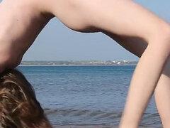 Praia, Peitos grandes, Erótico, Flexível, Nu pelado, Ao ar livre cartaz de rua outdoor, Solo chão