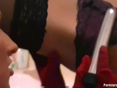 Fetisch, Handskar, Klackar, Onani, Milf, Dusch, Vibrator, Våt