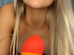 Amatør, Blondine, Dildo, Give finger, Pov, Solo