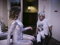 Grote mammen, Blond, Fetisj, Vuisten, Likken, Moeder die ik wil neuken, Voorbinddildo, Tieten likken