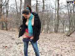 Brunetka, Obciąganie stopami, Obcasy, Masturbacja, Na wolnym powietrzu, Zabawki