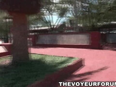 Hatalmas hátsó, Gesztenyebarna, Kivillanó idomok, Kőkemény, Hd, Szabadban, Nyilvános, Kukkoló