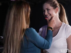 Velike joške, Črnke, Poljubljanje, Lizanje, Spodnje perilo, Samozadovoljevanje, Obrito, Joške