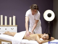 Sucer une bite, Éjaculation interne, Doigter, Seins naturels, Huilée, Cheveux courts, Tatouage, Nénés