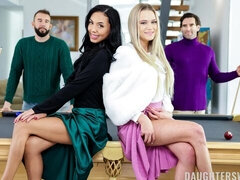 18 ans, Gros cul, Grosse bite, Sucer une bite, En levrette, Le plan cul à quatre, Maigrichonne, Adolescente