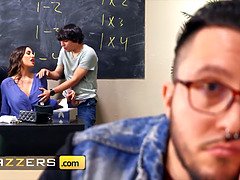 Gros cul, Gros seins, Sucer une bite, Éjaculer dans la bouche, Gorge profonde, En levrette, Hd