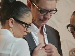 Veľké péro, Brunetka, Prirodzené prsia, Piercing, Pička, Krátke vlasy, Švédska rojka, Kozičky