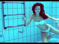 Bad, Braunhaarige, Tschechisch, Im freien, Pool, Öffentlich, Erotischer film, Solo