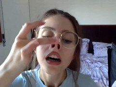 18, Brunett, Glasögon, Liten och nätt, Solo, Tonåring, Tuttar, Uniform