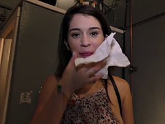 Kotě, Brunetka, Kouření